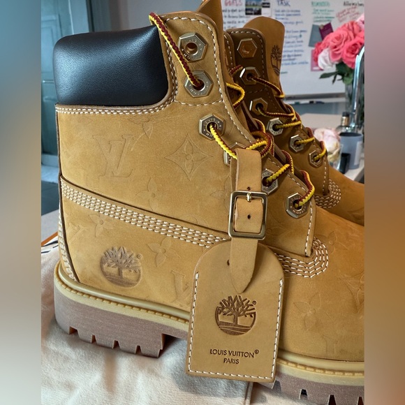 Louis Vuitton - Picture 1 of 12